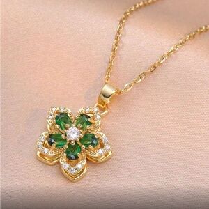 NWT Elegant 360 ° Rotating Colorful 
Gold and Green Floral Pendant Necklace